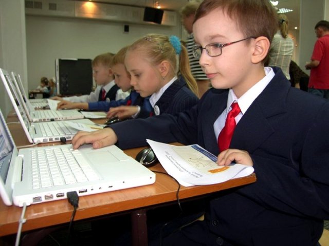 В России будет создана база электронных досье на каждого школьника