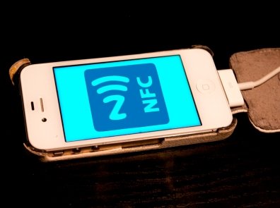 Изобретатель YotaPhone придумал механические часы с NFC-чипом