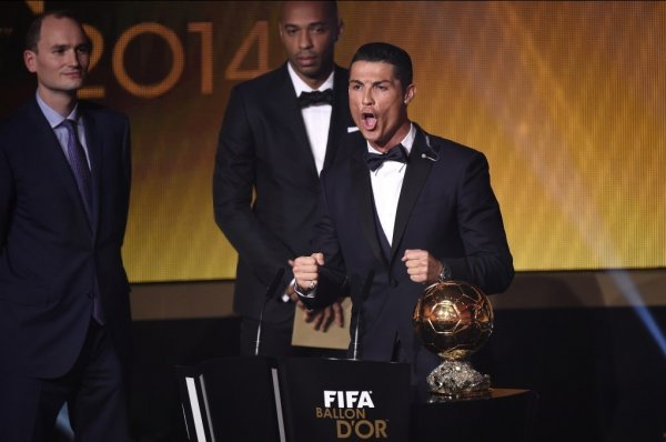 Роналду в третий раз выиграл «Золотой мяч»